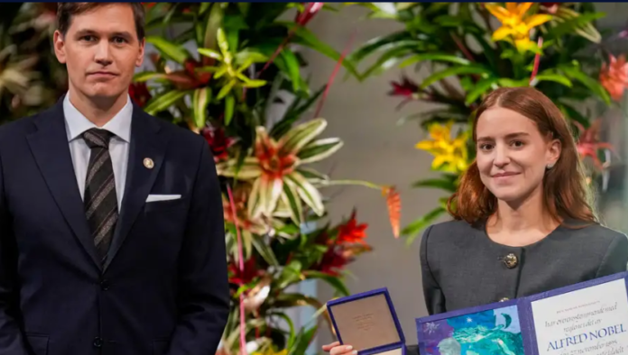 La hija de la líder opositora venezolana María Corina Machado, Ana Corina Sosa, recibe el Premio Nobel para su madre en Oslo. Junto a ella, el presidente del Comité Noruego del Nobel, Jorgen Watne Frydnes