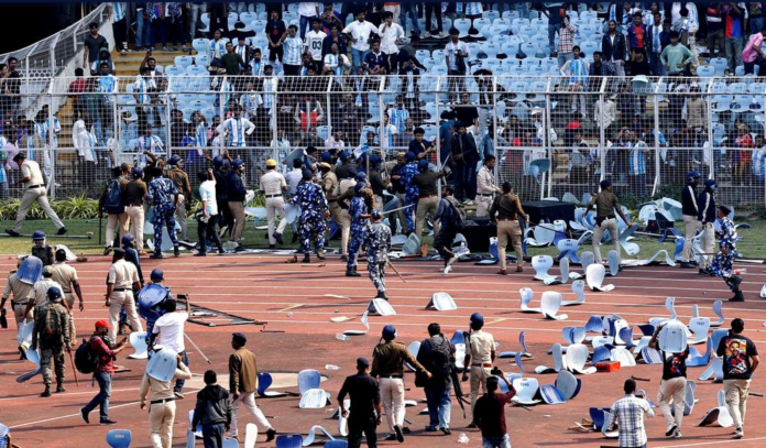 Miles de seguidores con camisetas del jugador reunidos en el estadio Salt Lake de Calcuta, en el este del país, se sintieron estafados por la brevedad del acto y se desataron los incidentes