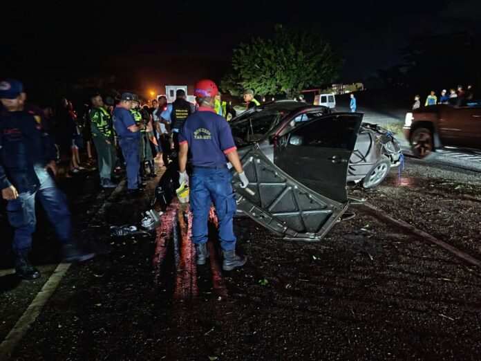 El automóvil quedó totalmente destrozado, funcionarios de la GNB acudieron al sitio del suceso para realizar experticias