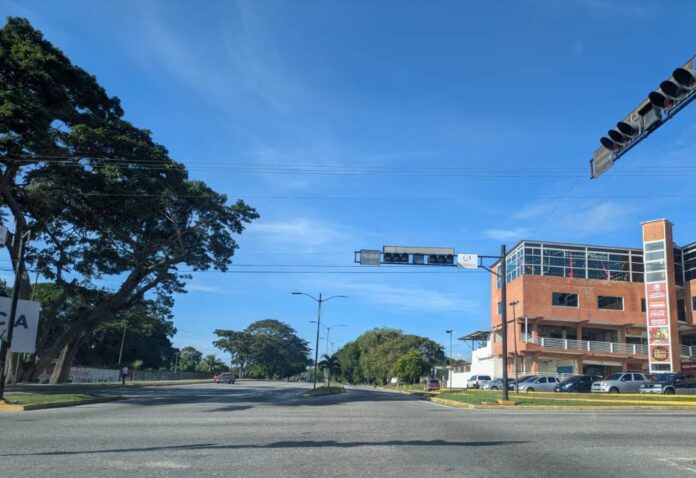 En el cruce de la Ravell con Cedeño están los semáforos inactivos