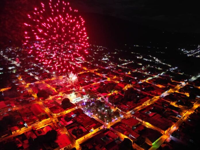 En Urachiche el encendido se dio con un espectáculo de fuegos artificiales