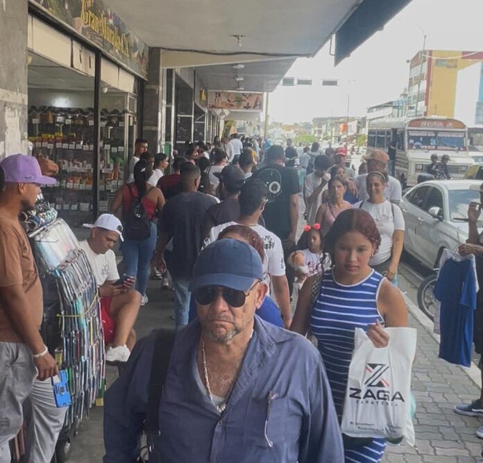 Desde la mañana y gran ṕarte de la tarde el centro de la ciudad estuvo repleto de compradores