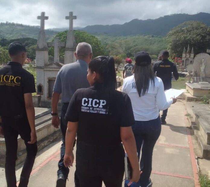 Funcionarios de diversos organismos de seguridad e instituciones fueron los encargados de hacer el trasladado de los restos óseos