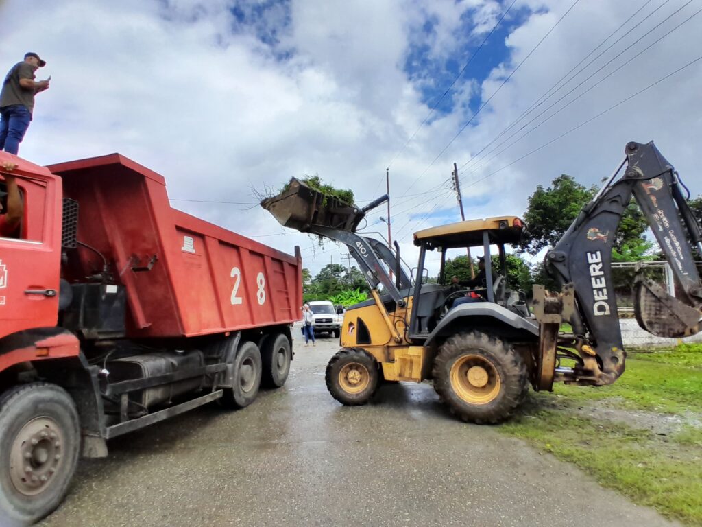 Se usó una máquina tipo oruga y una retroexcavadora, además de dos camiones tipo volteo y un camión compactador