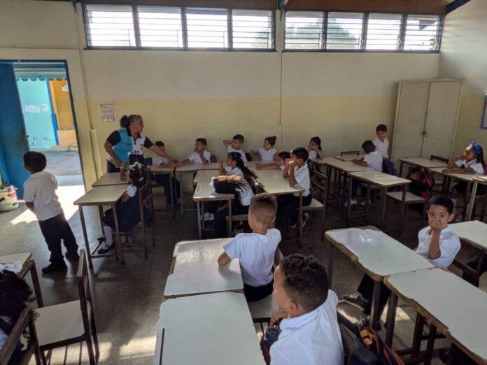 Hoy, cuando se conmemora el Día del Maestro, los profesionales reiteran el llamado de mejoras salariales, seguridad social y condiciones de trabajo dignas. Foto referencial.