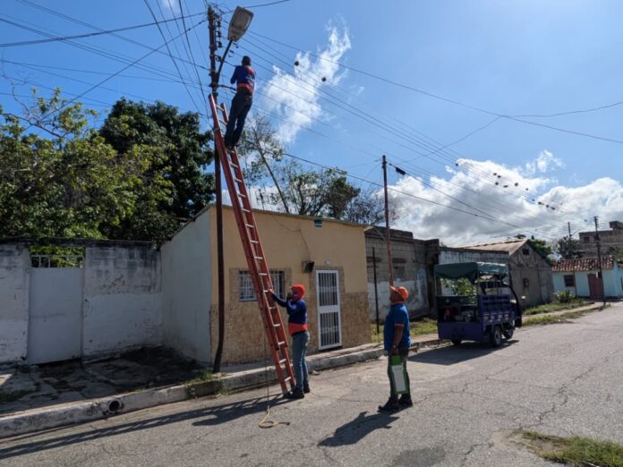 Las cuadrillas comenzaron con el trabajo de sustitución de la luminaria.