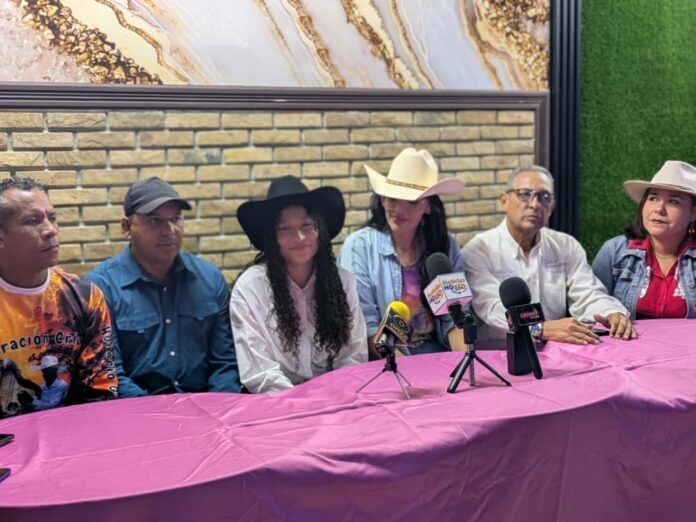 La información la ofreció en rueda de prensa en un reconocido establecimiento de San Felipe