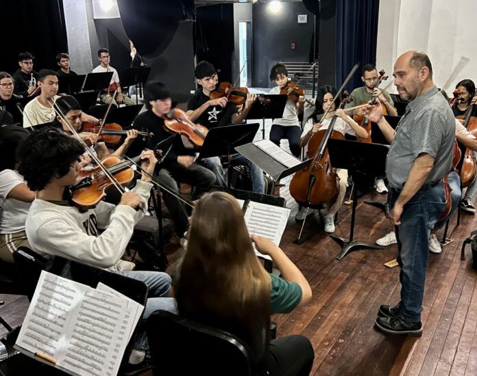 La gala musical estará bajo la dirección del maestro invitado Miguel Pineda y con la participación de la solista Claudia Villasmil.