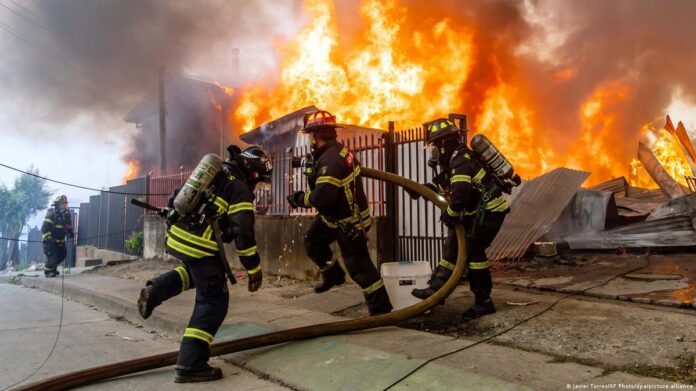 Bomberos chilenos han tenido una ardua labor en esta catástrofe