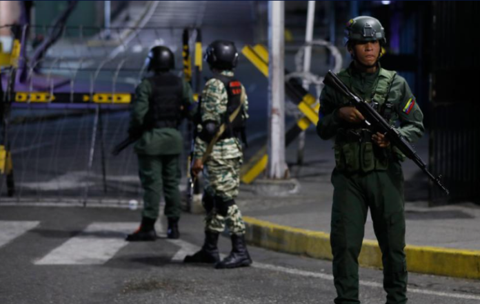 Soldados venezolanos en una de los accesos al Palacio de Miraflores tras escucharse explosiones