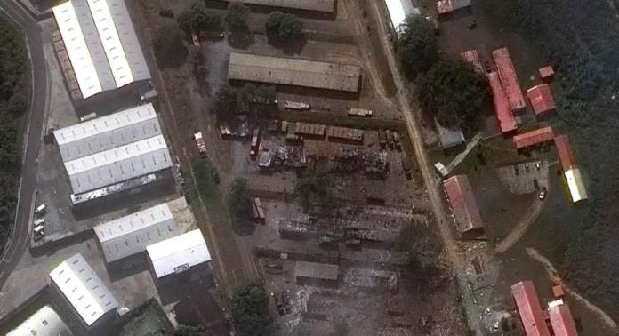 Una imagen satelital muestra una vista más cercana de los vehículos y equipos destruidos en Fuerte Tiuna tras los ataques estadounidenses