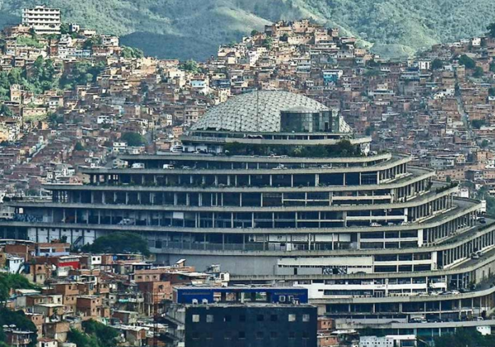 En el Helicoide permanecen familiares de los detenidos a la espera de noticias