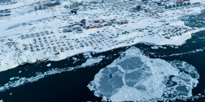 Vista aérea de la costa groenlandesa cerca de Nuuk