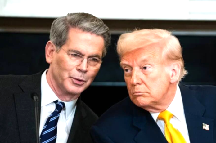 El secretario del Tesoro de los Estados Unidos Scott Bessent junto al presidente Trump