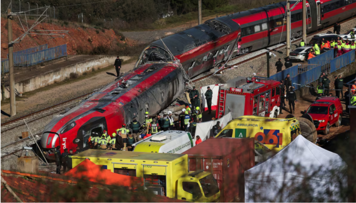 La colisión se produjo cuando la cola de un tren que circulaba entre Málaga y Madrid con unos 300 pasajeros se descarriló cerca de Córdoba