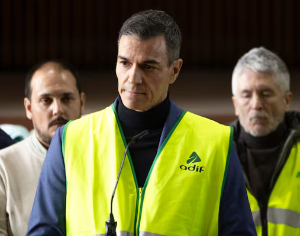 Pedro Sánchez, presidente del Gobierno español se trasladó al sitio del accidente