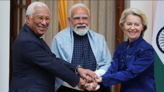 Ursula von der Leyen (dcha.), presidenta de la Comisión Europea, Narendra Modi, primer ministro de India, y el presidente del Consejo Europeo, António Costa, durante su encuentro en Nueva Delhi para firmar el acuerdo de libre comercio entre India y la Unión Europea