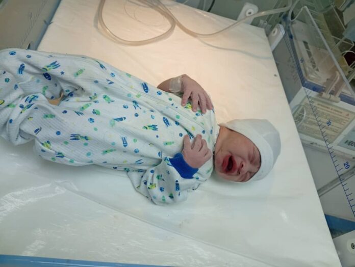 Isaac Elías es un hermoso bebé que pesó 3 kilos 100 gramos