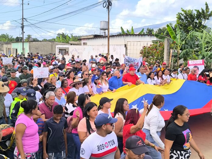 Habitantes de parte de las comunidades beneficiadas acompañaron al gobernador y al alcalde