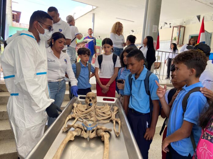 Los alumnos se mostraron interesados, hicieron preguntas y tuvieron la oportunidad de tocar las osamentas