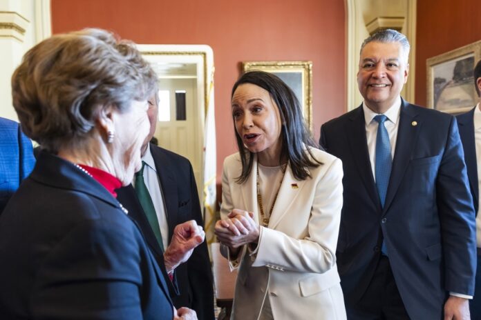 La dirigente agradeció personalmente a los senadores por su respaldo a la causa democrática venezolana