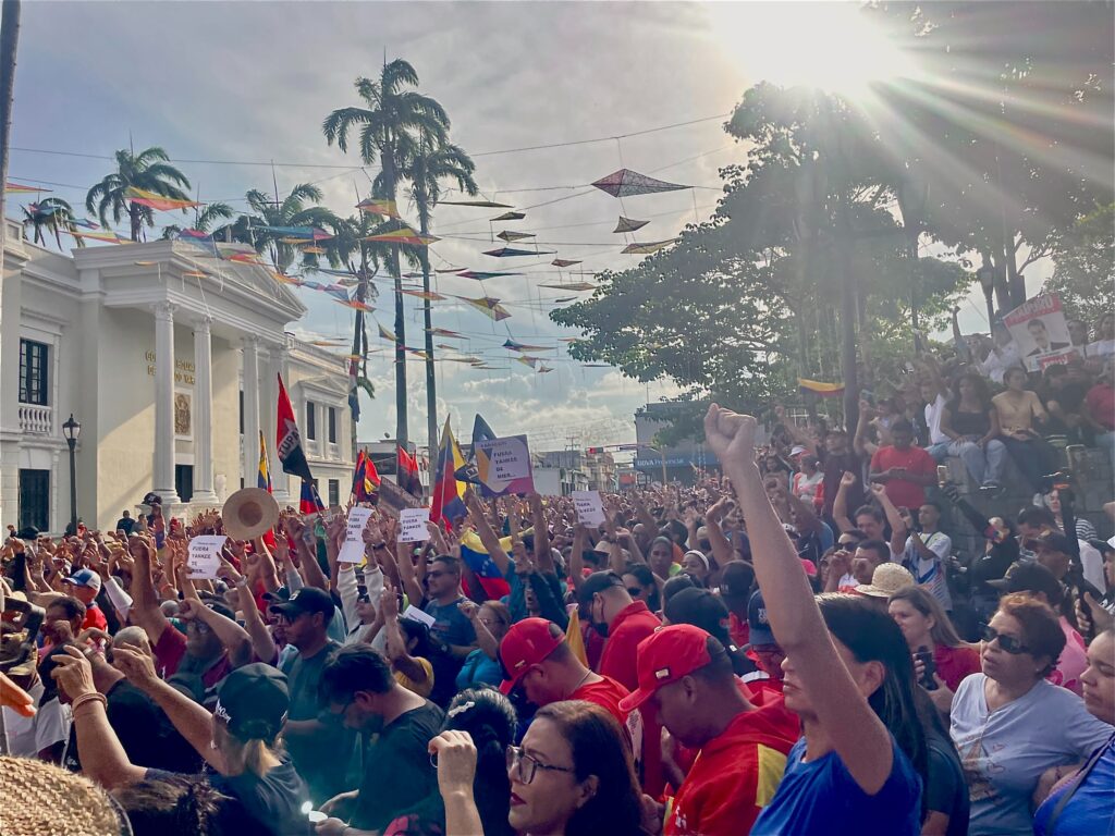 Con pancartas y consignas las personas manifestaron su rechazo a la acción militar de EE UU