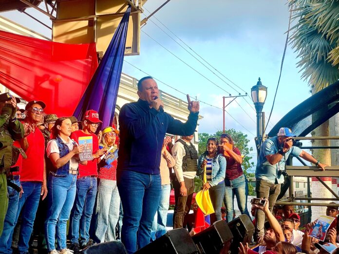El gobernador Leonardo Intoci se dirigió a los presentes desde una tarima en las adyacencias de la Plaza Bolívar