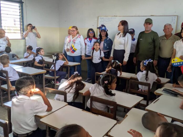Milennis Sorondo, directora del Centro de Desarrollo de Calidad Educativa en el estado Yaracuy, y Lenyis Martínez, secretaria general de Gobierno, estuvieron en algunos planteles
