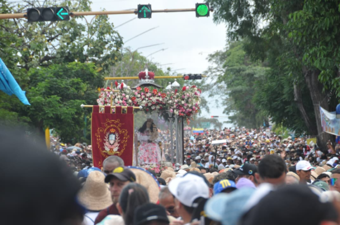 La procesión a las 3:30 pm estaba acercándose a la Catedral de Barquisimeto Foto cortesía El Informador