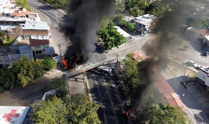 Vehículos incendiados cortan carreteras en Puerto Vallarta