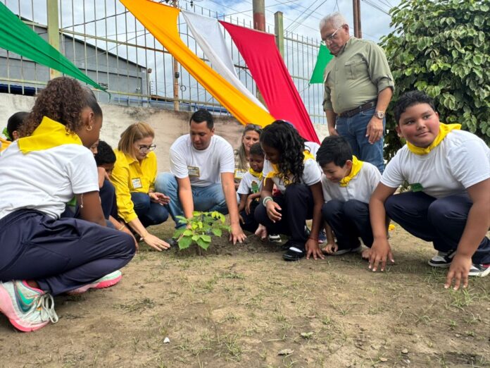 Buscan involucrar a los niños y jóvenes en el cuidado del ambiente e inculcarles el amor por el orgullo nacional, con la siembra de 200 plantas de araguaney