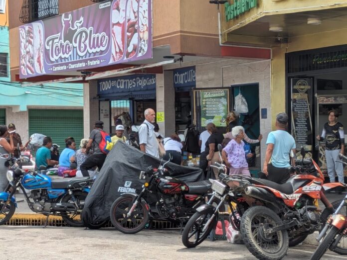 En la calle, casa, carrito del transporte público y oficina, muchos hablan sobre este comportamiento; incluso, a través de redes sociales y estados de WhatsApp, los ciudadanos comentan y lamentan los cambios diarios que presenta dicha cotización.