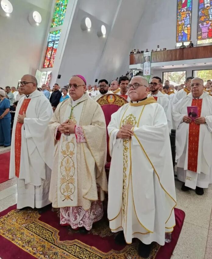 A la toma de posesión asistió el Nuncio Apostólico en Venezuela, monseñor Alberto Ortega Martin, arzobispos, obispos, sacerdotes de diferentes estados del país, además de la feligresía y clero yaracuyano que fue a acompañarlo
