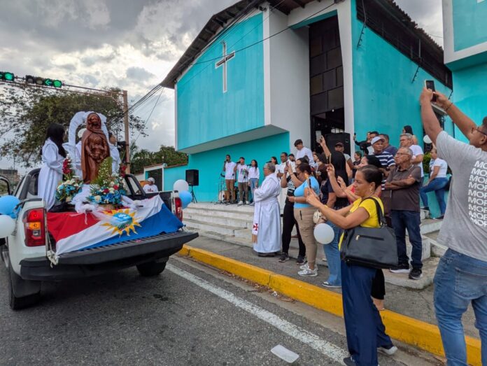 En cada sector y templo católico fue recibida con alegría, aplausos, repique de campanas y muchas muestras de agradecimiento.