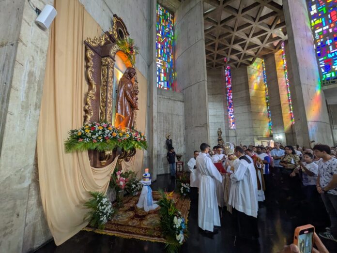 La ceremonia religiosa estuvo encabezada por monseñor Rubén Delgado Carmona, obispo de la Diócesis de San Felipe, acompañado de todo el clero yaracuyano