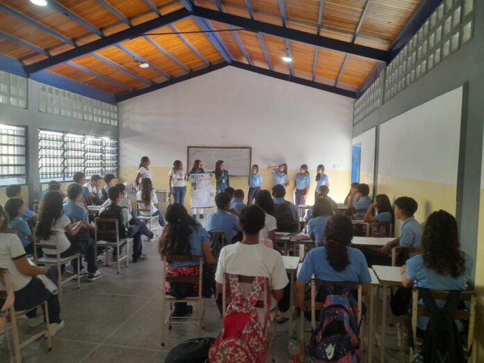 En estas charlas el equipo del CMDNNA estuvo acompañado de funcionarios del Instituto Autónomo Consejo Nacional de Derechos de Niños, Niñas y Adolescentes (IDENNA).