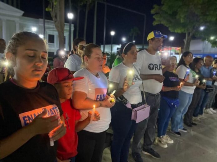 El alcalde del municipio San Felipe, Rogger Daza, informó que en la capital de Yaracuy realizaron una vigilia en la plaza Bolívar