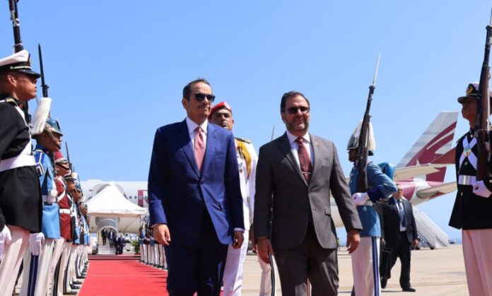 El funcionario catarí fue recibido por el canciller Yván Gil en el Aeropuerto Internacional Simón Bolívar de Maiquetía