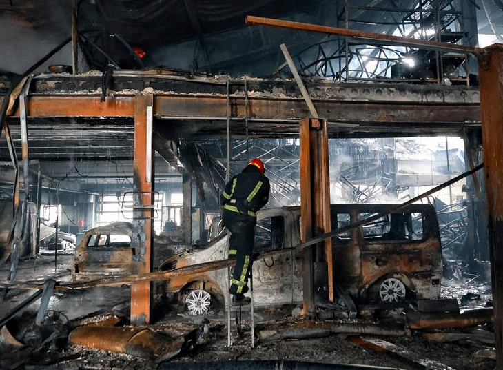 Bomberos en un edificio incendiado tras un ataque del Ejército ruso en Odesa