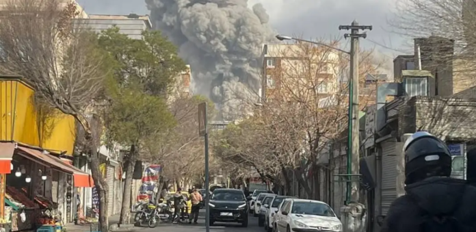 Una nube de humo es visible tras una explosión en Irán