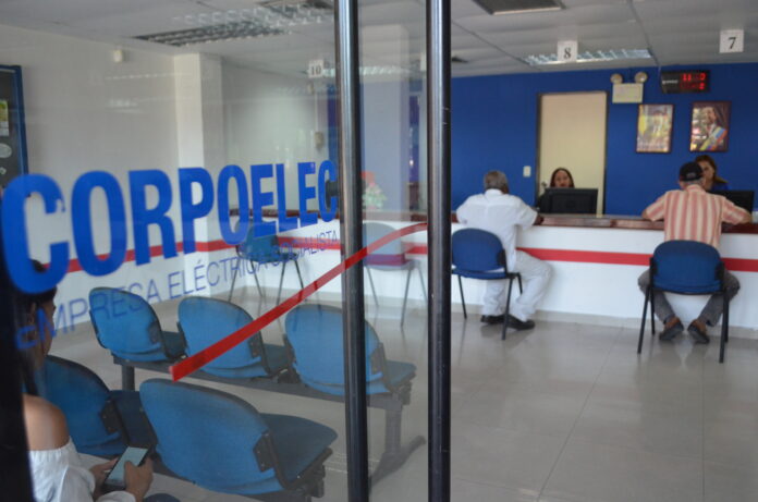 Los usuarios señalaron que en algunos urbanismos las cuadrillas de Corpoelec están suspendiendo el servicio a todo el que tenga deuda, incluso, con tan solo un mes de retraso