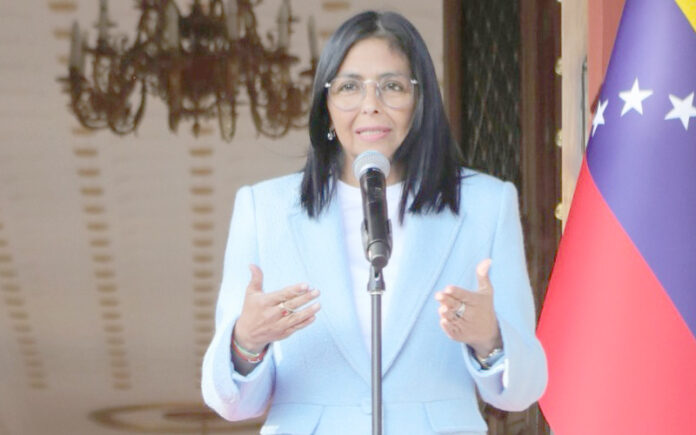 La presidenta encargada comentó que conversó con su homólogo colombiano vía telefónica