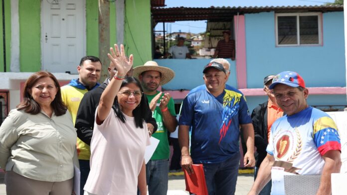 La presidenta encargada destacó la importancia de encadenar los motores productivos con las comunas