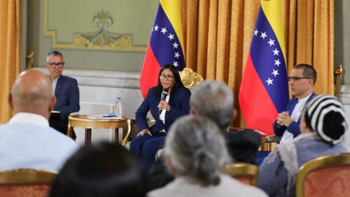 La presidenta encargada se reunió este lunes en Miraflores con víctimas de la violencia con fines políticos