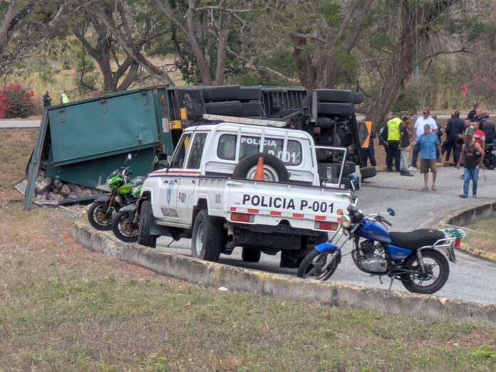 El peso de la carga provocó el vuelco