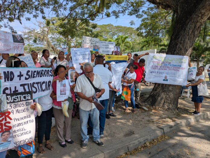 Tres de los presentes pudieron entrar a la sede judicial