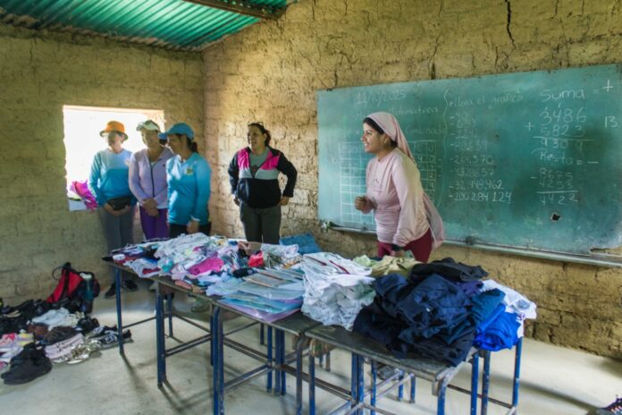 Todos ellos han buscado diversos mecanismos para recolectar útiles, ropa, zapatos, sin embargo, actualmente la prioridad es terminar la escuelita