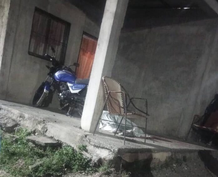 El cadáver quedó en el porche de la vivienda