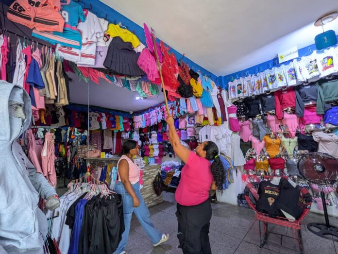 En un monitoreo por diferentes locales, se pudo conseguir disfraces de mariposas en $ 15, mientras que las abejas y vaqueros rondan entre $ 15 y $ 18, aproximadamente.