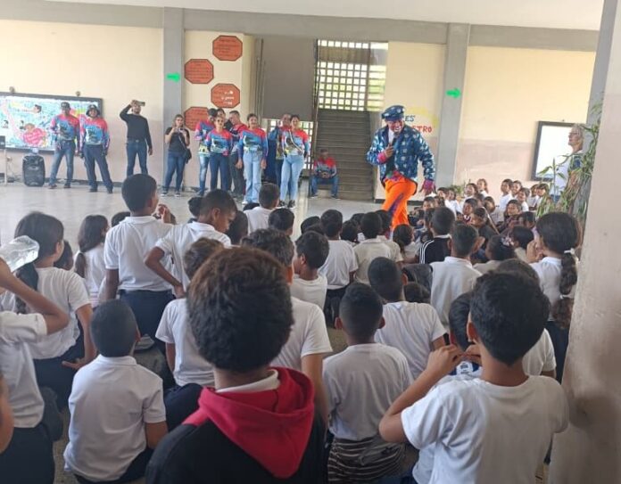 El encuentro consistió en la donación de alimentos para la institución, una charla de concienciación sobre el uso de las motos y actividades recreativas